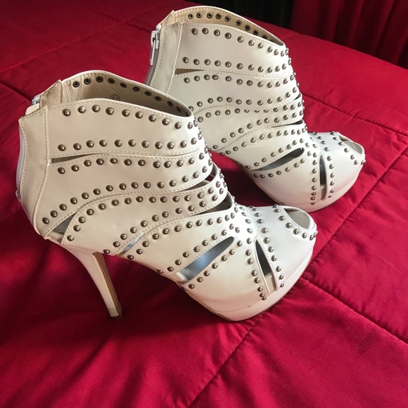 🔲⚫️”NWB”⚫️🔲 UNIQUE WHITE STUDDED PLATFORMS HEELS - Picture 5 of 7